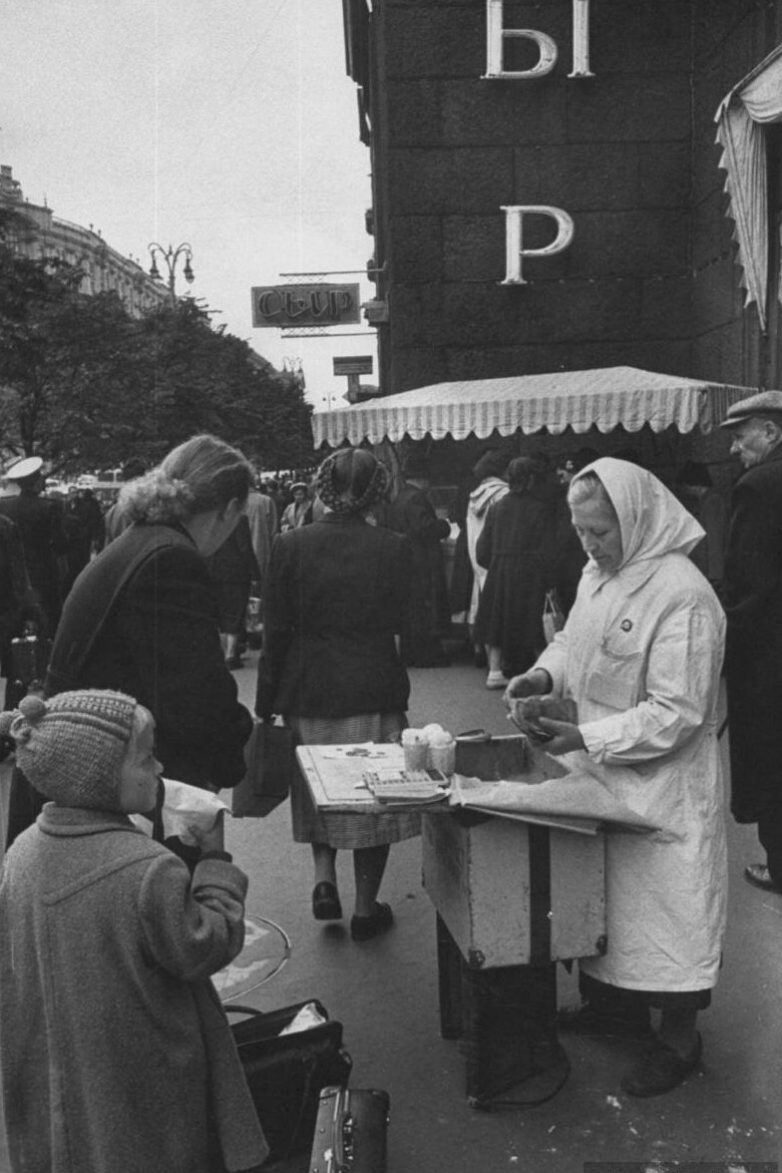 Простые москвички в 1956-м году 