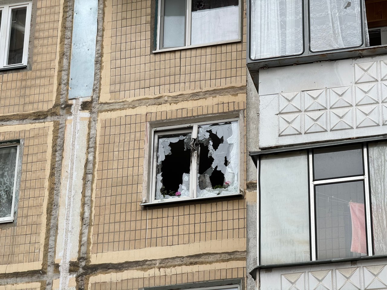 Беспилотник ВСУ врезался в многоквартирный дом в Белгороде: Один человек погиб, двое пострадали