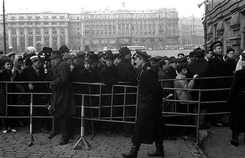 Не пускают на возложение венков. Заграждение во время советско-китайского конфликта, январь 1967 года. Борис Косарев, 25 - 31 января 1967 года, г. Москва, Красная пл., д. 1, из архива Марии Косаревой.
