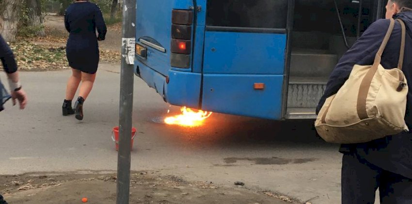 Дорогу временно перекрыли: автобус загорелся в Барнауле