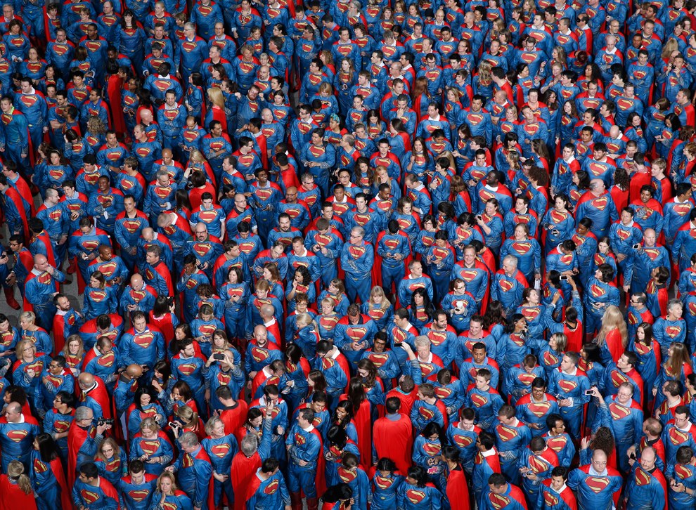 566 сотрудников корпорации Sears пытаются привлечь внимание к фирме, установив мировой рекорд Гиннеса за самое большое количество людей в одном месте, одетых как Супермен