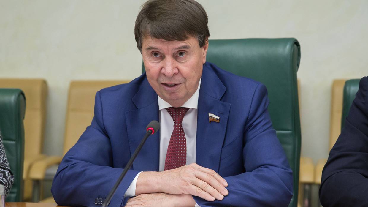 Сенатор Цеков предрек Зеленскому поражение после возвращения Порошенко на Украину