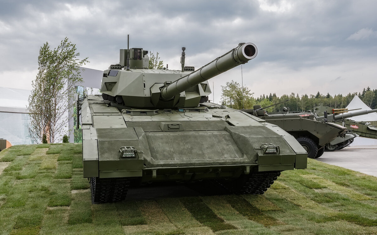 Танк вооружен 125 мм пушкой 2А82 с возможностью установки 152мм орудия. Но главное его оружие это система управления тактическим звеном TCE T3/ Кроме того, Армата стала первым серийным танком, где реализованы технологии малозаметности. Фото пресс-служба МО РФ