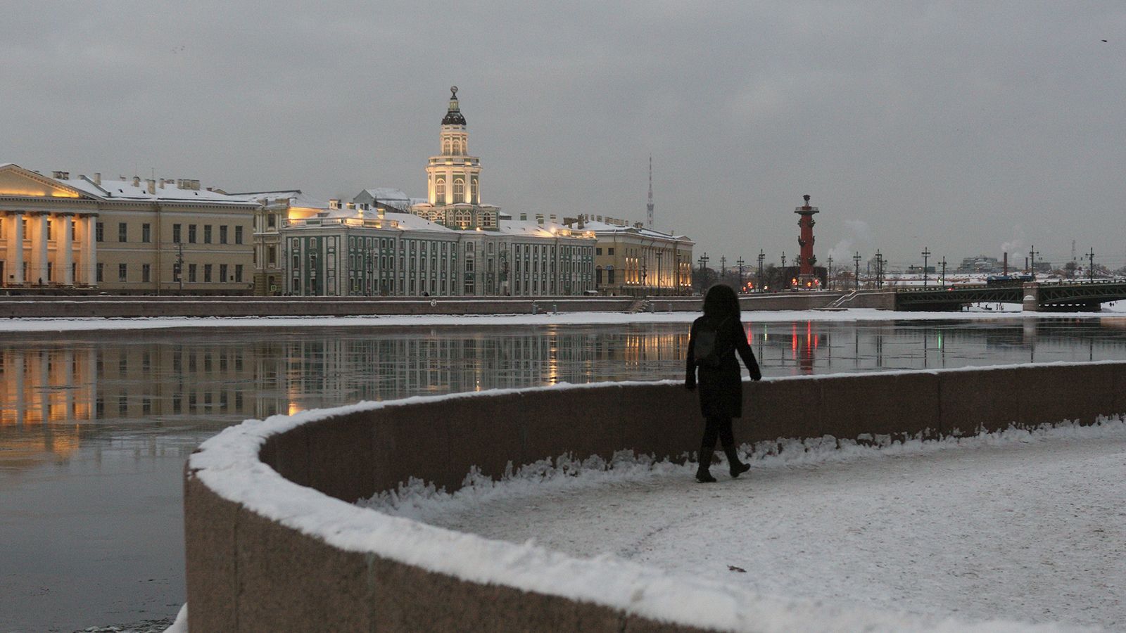 Петербургские власти почти на год перекроют для транспорта участок Университетской набережной