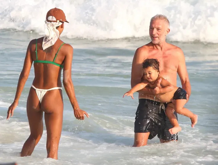 Венсана Касселя с девушкой Нарой Баптистой и подросшим сыном засняли на пляже Кассель, Баптиста, сыномВенсан, сыном, актёр, БаптистаНара, время, берегу, океана, вместе, также, актёра, Каэтано, Венсан, 59летний, женат, Беллуччи, которая, Монике, первым