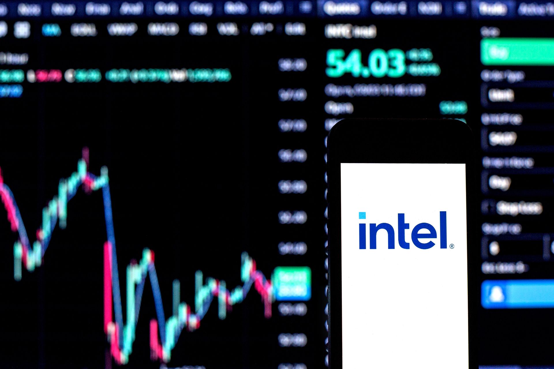 СМИ: Intel готовится к массовым сокращениям сотрудников Весь мир