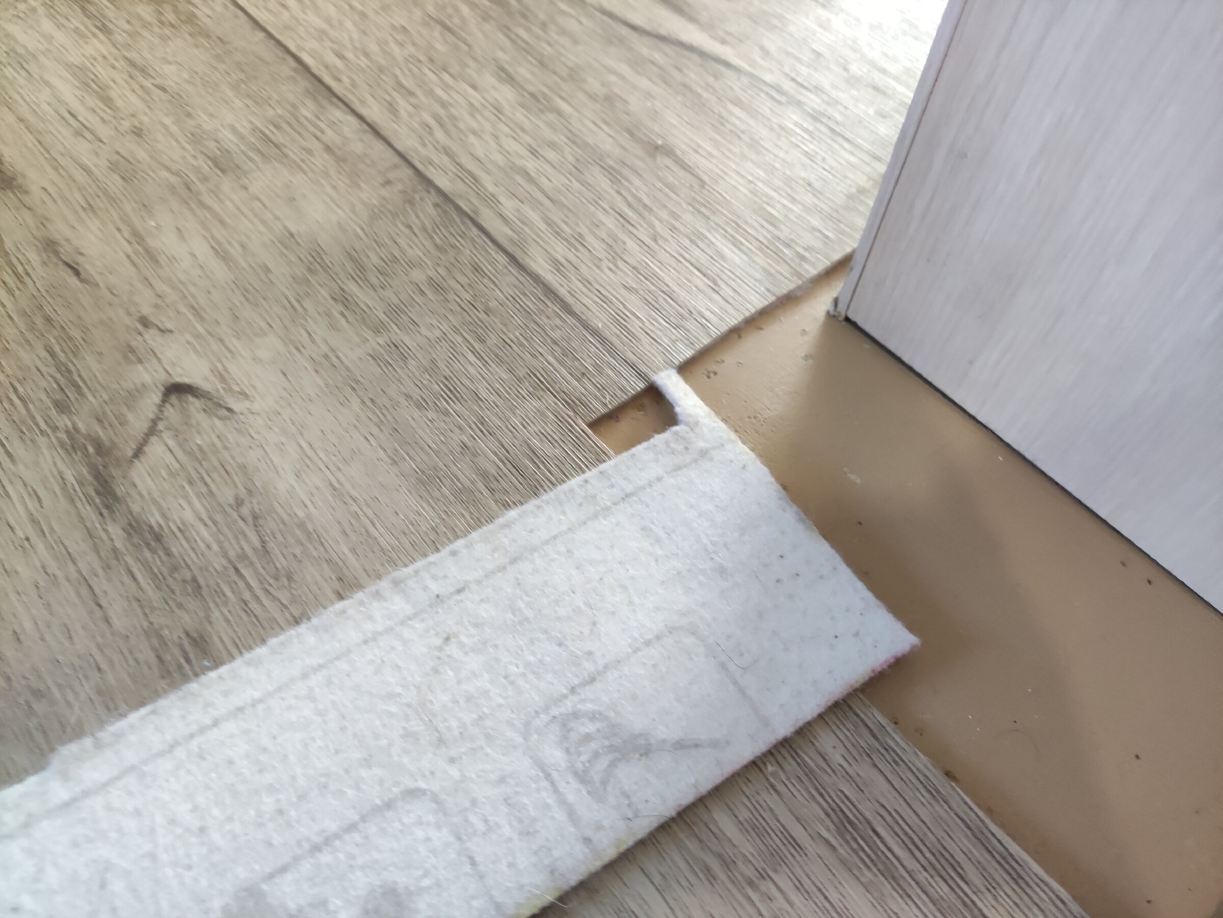 Финский способ идеально ровно вырезать линолеум/ковровое покрытие по углам и вокруг труб: нужен листок бумаги, карандаш и малярка полезные советы,ремонт и строительство