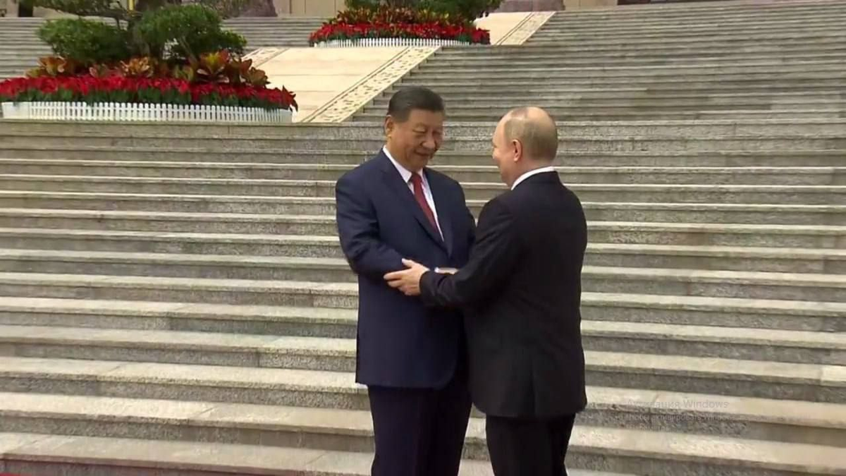 А ничего так Путина в Китае встретили, мне прямо понравилось! Огромная делегация, множество военнослужащих и колонны автомобилей, сопровождающих кортеж Путина, люди...-5