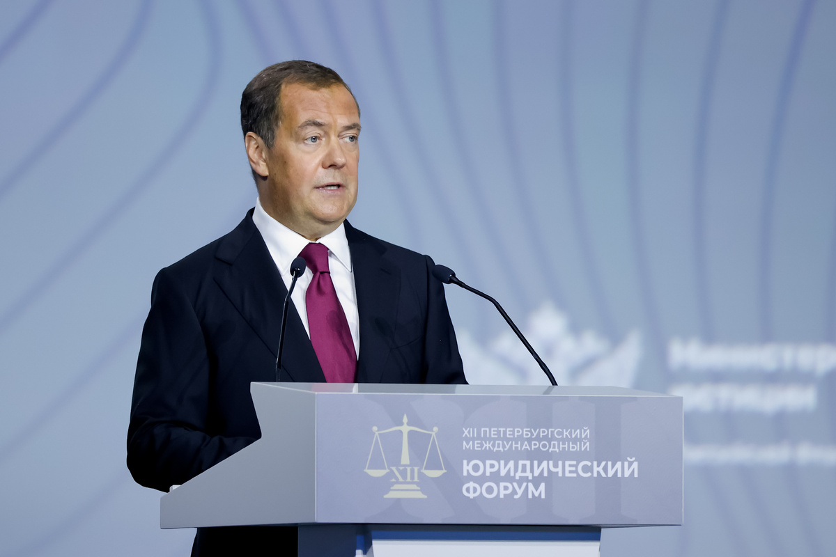 Урегулирование конфликта возможно только при отмене всех санкций в отношении России - Д. Медведев