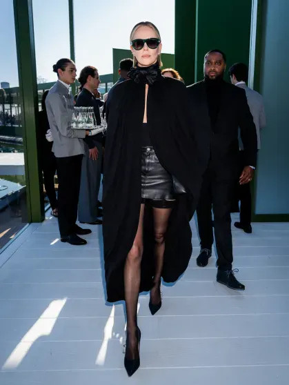 Неделя моды в Париже: Дева Кассель, Ксения Собчак, Шарлиз Терон, Ольга Карпуть и дочь Миллы Йовович на показе Dior Собчак, СобчакКсения, Карпуть, Шарлиз, Терон, Андерсон, Ольга, марта, КарпутьОльга, вуалью, кружевной, белыми, кюлотами, блузкой, 43летняя, головной, сочетала, 44летняя, ногах, фактурным