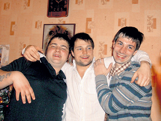 Актёр всегда помогает братьям - младшему Ивану (слева) и старшему Егору (справа). Фото: my.mail.ru