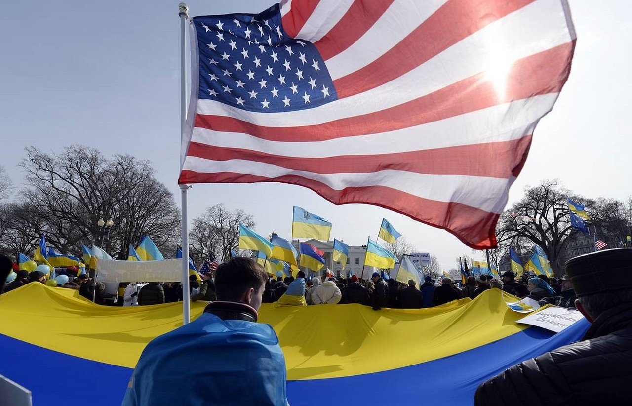 Под сша. США Украина. Флаг Украины и США. Американский флаг в Украине. Американский и украинский флаг.