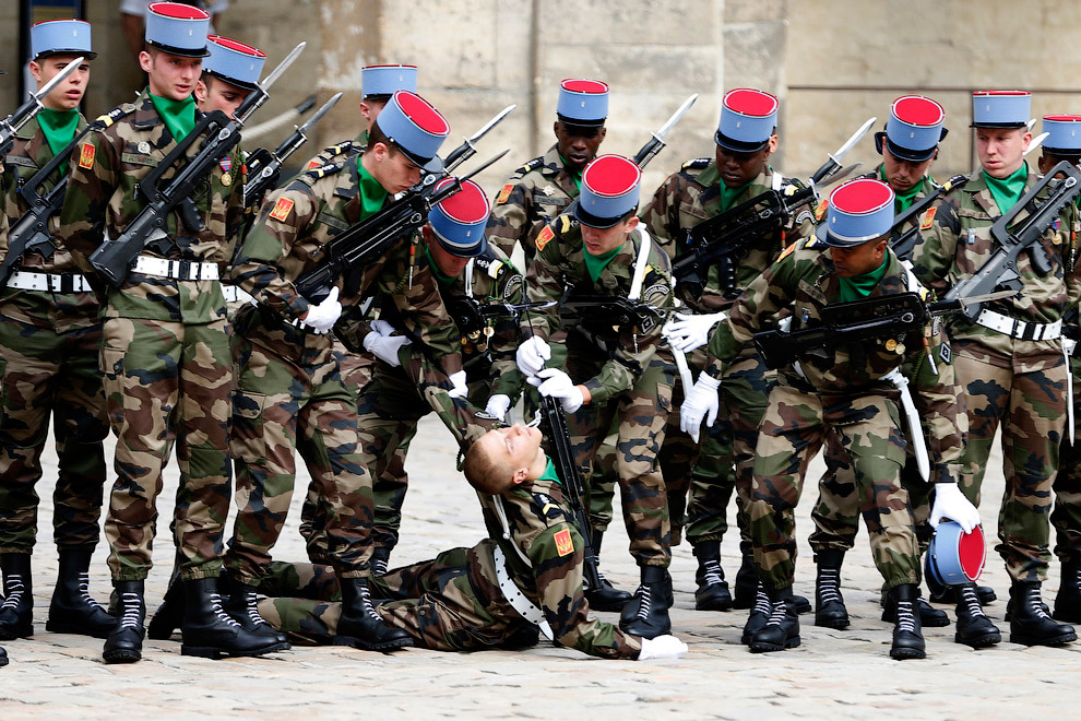 Французский солдат упал в обморок на церемонии прощания в бывшим премьер-министром Франции Пьером Моруа во дворе Дома Инвалидов в Париже