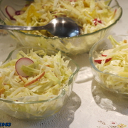 Салат из капусты с яблоком, редиской и конфитюрной заправкой