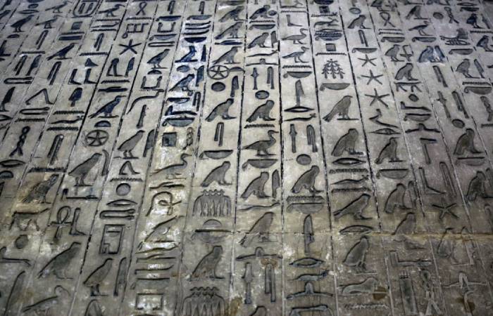 Надписи на стенах пирамид. / Фото: www.aljazeera.com