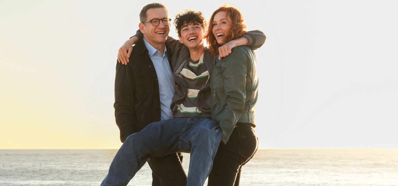 Дани Бун помогает сыну поймать волну в эксклюзивном фрагменте фильма «Отпуск по семейным обстоятельствам» Дани Бун помогает сыну поймать волну в эксклюзивном фрагменте фильма «Отпуск по семейным обстоятельствам»