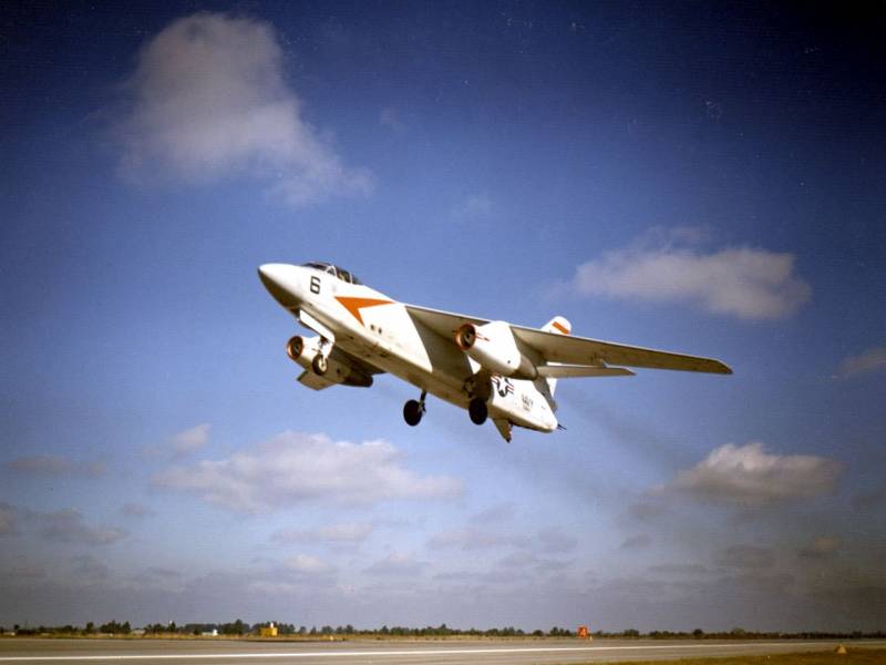 Самый тяжелый и долгоживущий: палубный бомбардировщик Douglas A3D Skywarrior и его модификации Самый тяжелый и долгоживущий: палубный бомбардировщик Douglas A3D Skywarrior и его модификации ввс