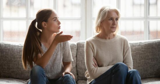 Мама-яйцо и папа-яйцо: 6 признаков, что вас воспитали «родители яичной скорлупы»