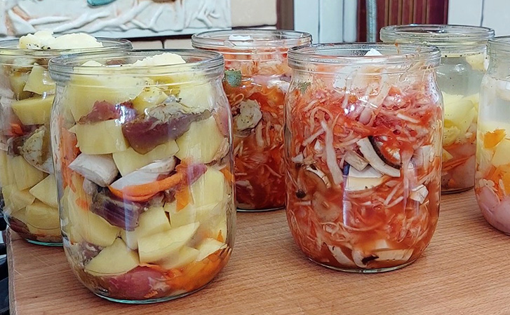 Больше никаких кастрюль и сковородок. Полезное меню из 3 блюд на семью в обычных банках, без грязной посуды - похожая новость на Toplenta