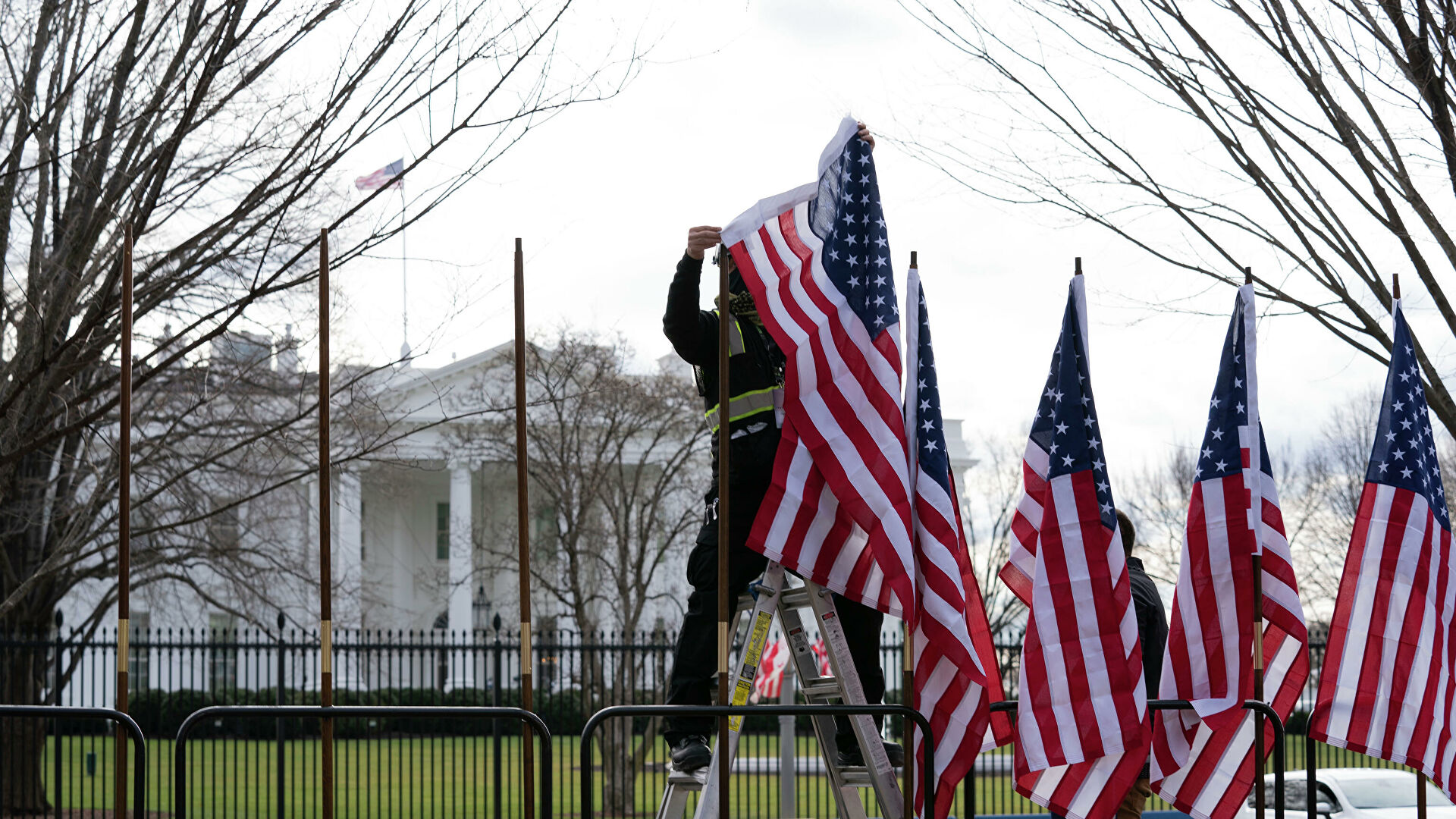 Рабочий устанавливает флаги возле Белого дома в Вашингтоне - РИА Новости, 1920, 18.02.2022