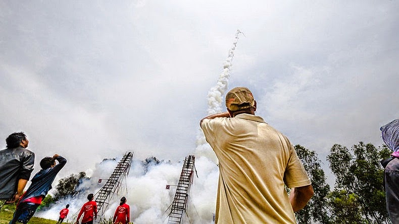 «Bun Bang Fai» – опасный праздник с самодельными ракетами в Таиланде авиатур