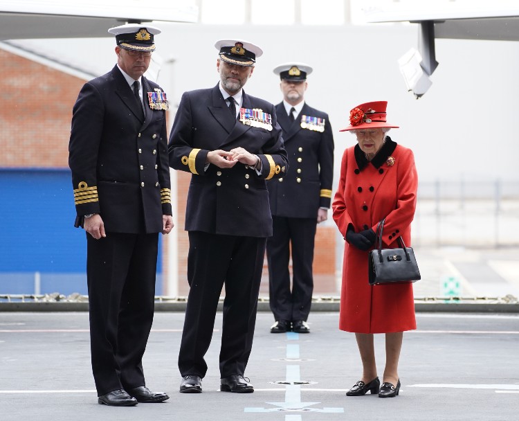 Елизавета II отдала дань уважения покойному мужу во время визита на авианосец Queen Elizabeth Елизавета II отдала дань уважения покойному мужу во время визита на авианосец Queen Elizabeth королева, Величество, корабля, время, появилась, принца, Елизавета, который, супруга, чтобы, Уинфри, авианосец, брошь, военного, Гарри, накануне, принцем, авианосца, интервью, которого