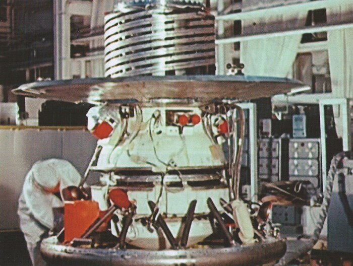 Посадочный аппарат «Венера-9» во время испытаний в НПО им. Лавочкина. Кадр из фильма «Венера раскрывает тайны» (1975) // galspace.spb.ru