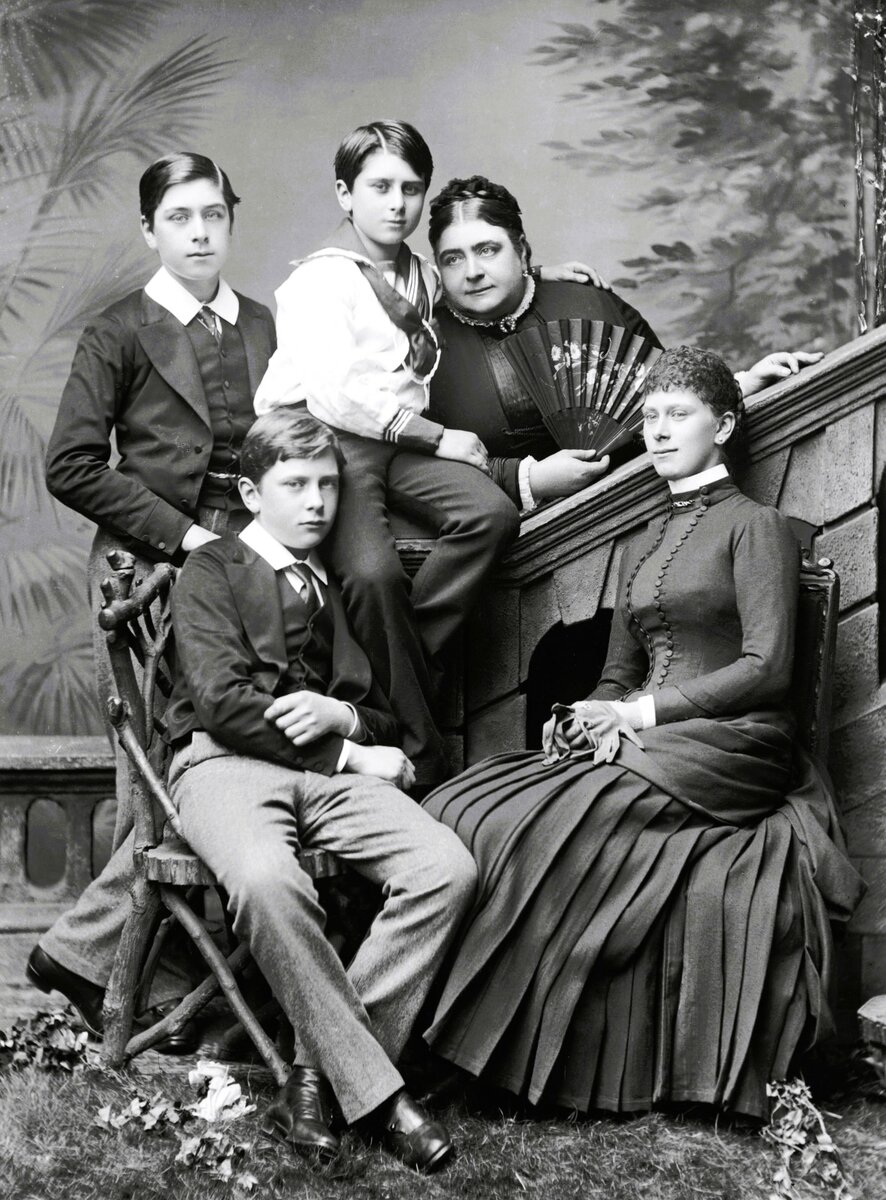 Герцогиня Мария Аделаида с детьми, 1884 год