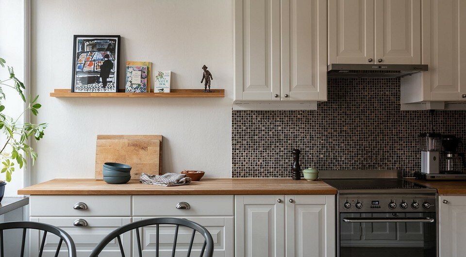 8 кухонь с отдельно стоящей плитой, которые выглядят стильно 