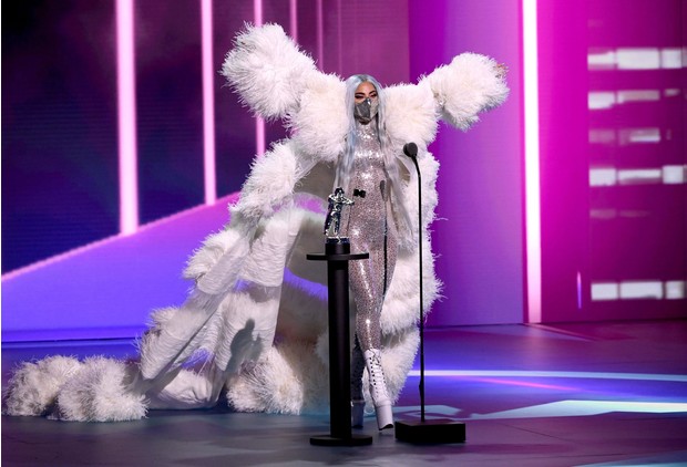 Фото №9 - Рога, шипы, розовый латекс и шлем НЛО: шесть фантастических кутюрных масок Леди Гаги на премии VMA