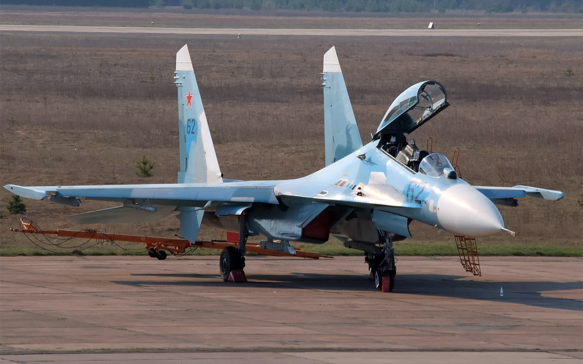 Су 27 сверхзвуковой самолет скорость. Истребитель Су-27. Су-27 Штурмовик. Су-27 реактивный самолёт. Су-30 двухдвигательный реактивный самолёт.