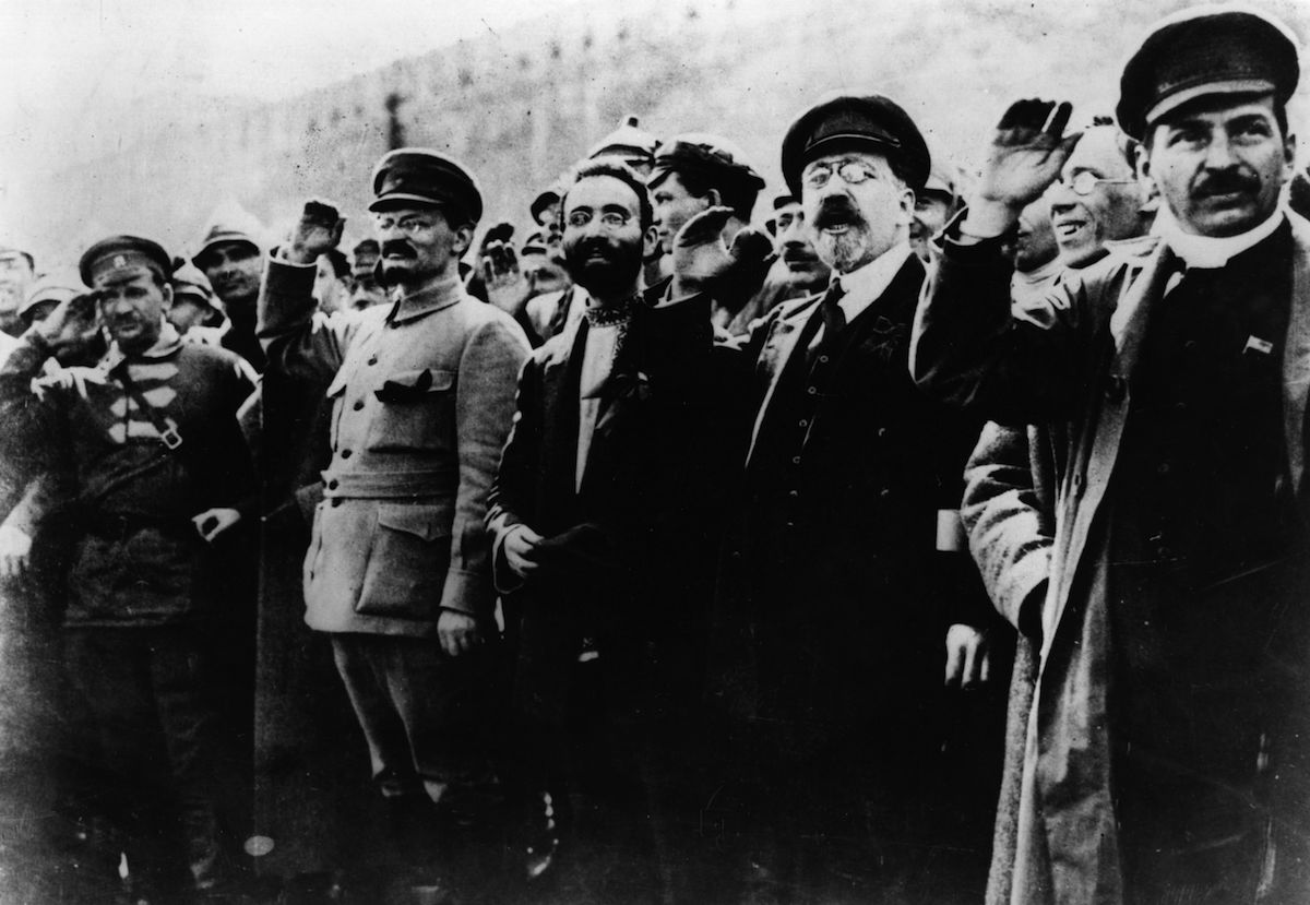 Какова роль евреев в революции 1917 и в дальнейшем руководстве советской России?