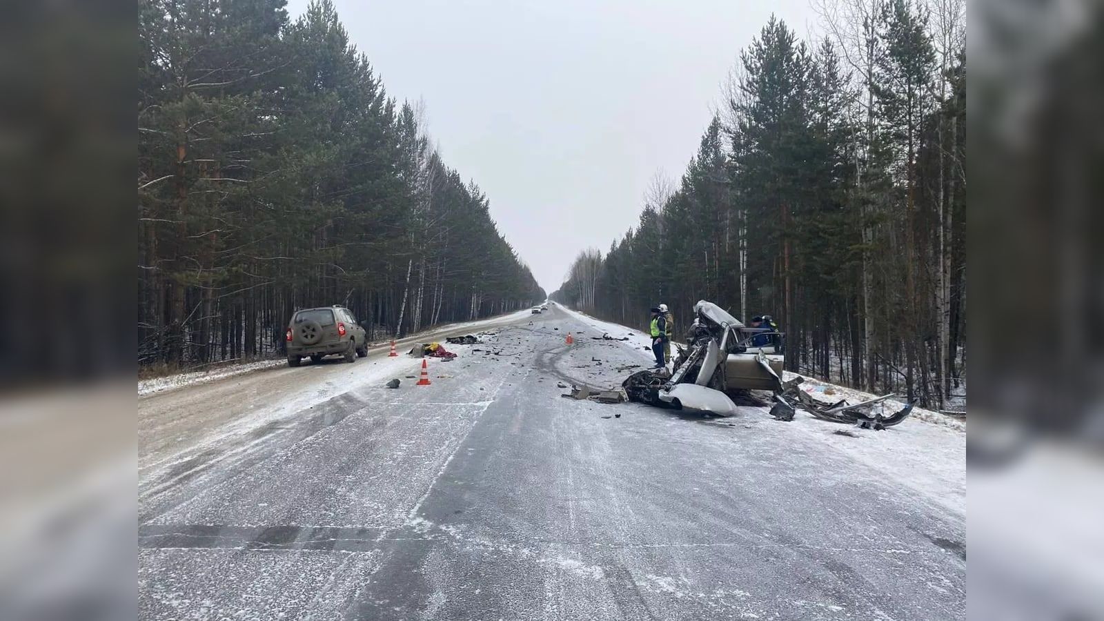 Три человека погибли в дорожной аварии с грузовиком под Красноярском