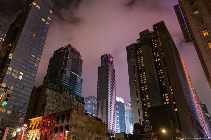 Атмосферная прогулка по ночной Таймс-сквер Ночная, случайные, текст, Фотографии, фильму, фантастическому, декорация, словно, созданным, пространством, наедине, оставляя, фотографы, прохожие, туристы, дождливая, аниматоры, разбегаются, момент, фантастический