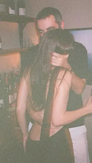 Эмили Ратаковски поделилась снимком топлес из отпуска в Японии Ратаковски, Эмили, ЯпонииЭмили, модель, одном, замуж, призналась, Однако, Ромена, отношения, Ромен, Гавраса, Японии, актёра, стали, Остином, принадлежит, романы, приписывали, развода