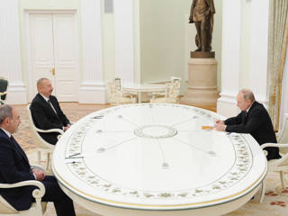 Путин встретил Алиева и Пашиняна объятиями