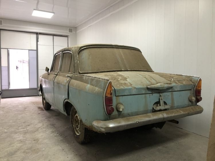 Омич обнаружил «Москвич» в гараже, который не открывали 20 лет Омич обнаружил «Москвич» в гараже, который не открывали 20 лет