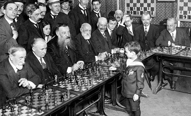 8-летнего школьника привели играть в шахматы с 20 гроссмейстерами. Взрослые улыбались, пока он не стал выигрывать