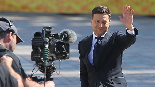 Избранный президент Украины Владимир Зеленский перед началом церемонии инаугурации в Киеве. 20 мая 2019 Избранный президент Украины Владимир Зеленский перед началом церемонии инаугурации в Киеве. 20 мая 2019