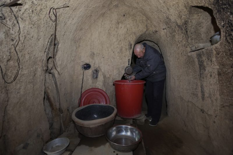 «Дети подземелья» из Китая, или Как сэкономить на стенах домов, более, таких, Пекина, в землянке, подземных, жизни, Китая, до 10, плато, которой, деревня, Китай —, подземная, в стране, старая, в месяцСамая, расположена, на так, в Северном