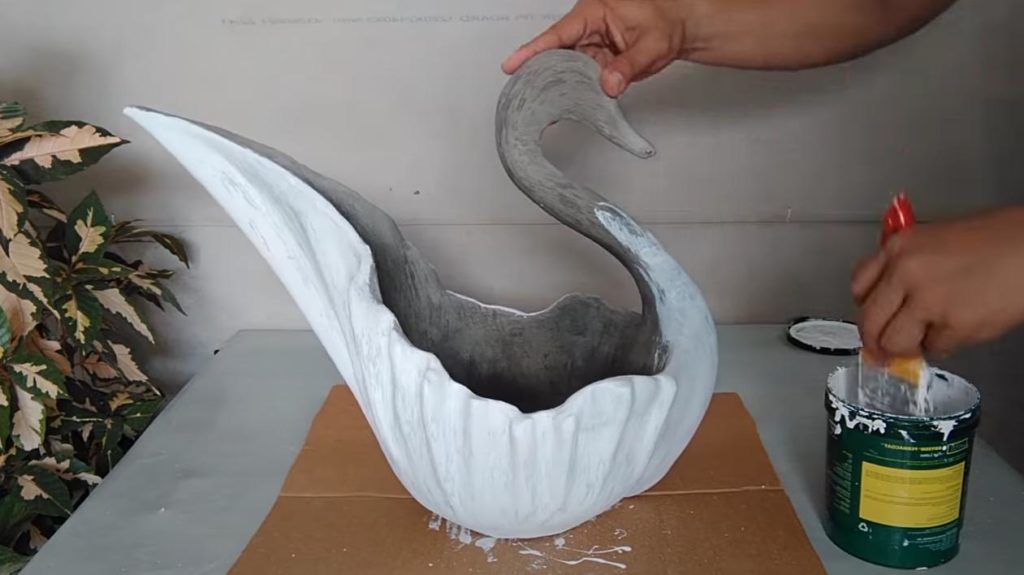 Как сделать декоративное кашпо для сада в виде лебедя