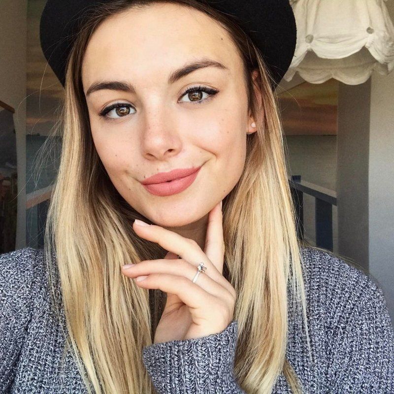 Улыбка милой и красивой девушки толкает мужчину на подвиги Улыбка милой и красивой девушки толкает мужчину на подвиги