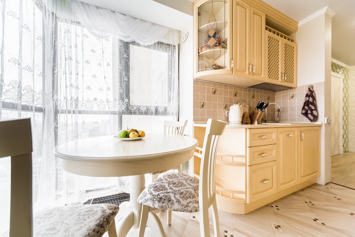 Во всем не стандарт: от конфигурации до цвета. Солнечная изысканная кухня с фасадом из массива дуба и шикарной столешницей идеи для дома,интерьер и дизайн,кухня