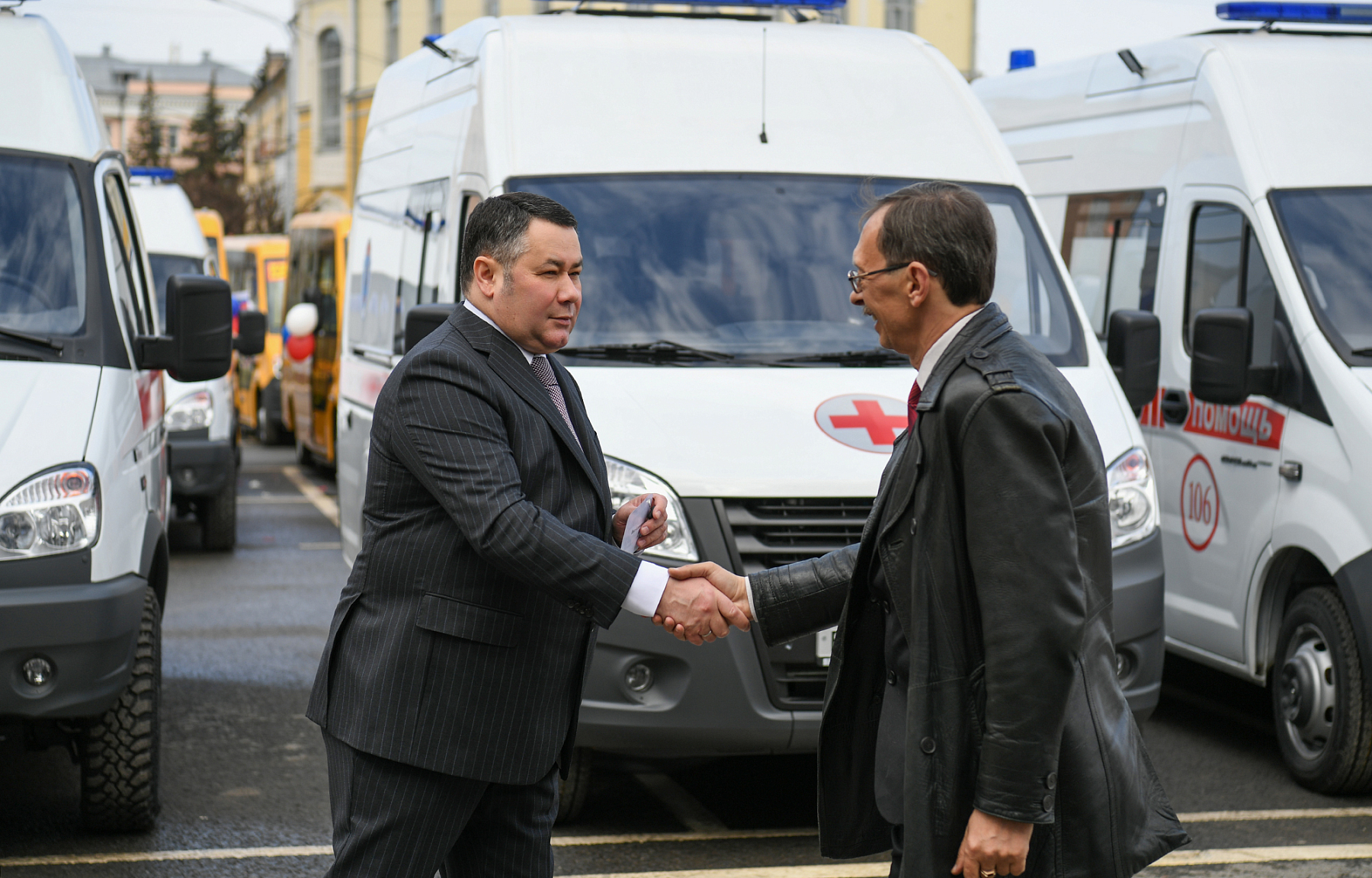 Муниципалитеты Тверской области получили школьные автобусы и машины скорой помощи