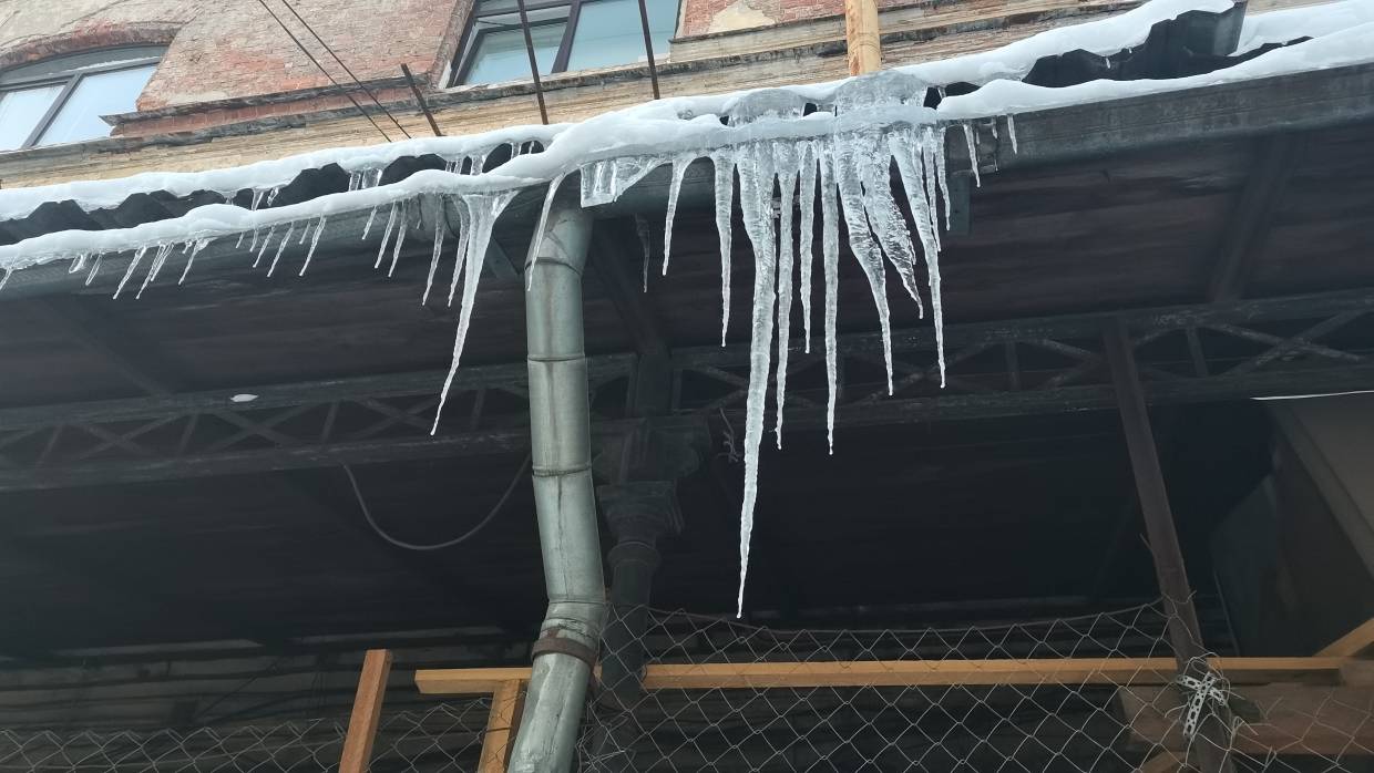 «Небесная канцелярия» обиделась на Петербург: вместе с морозами на город обрушился новый снегопад