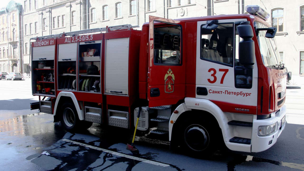 Бригада МЧС потушила полыхающий ларек с кофе в Приморском районе Петербурга