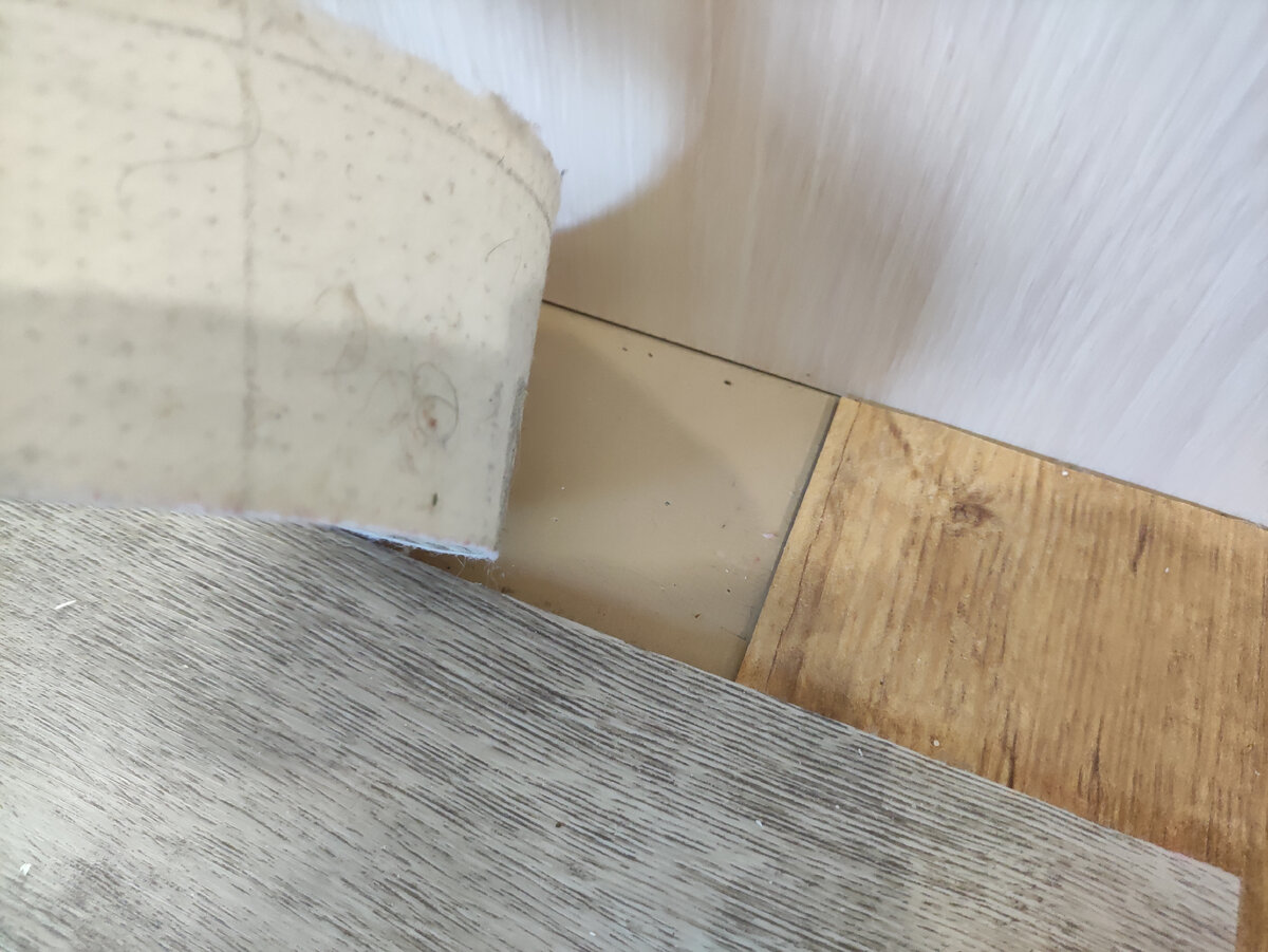 Финский способ идеально ровно вырезать линолеум/ковровое покрытие по углам и вокруг труб: нужен листок бумаги, карандаш и малярка полезные советы,ремонт и строительство