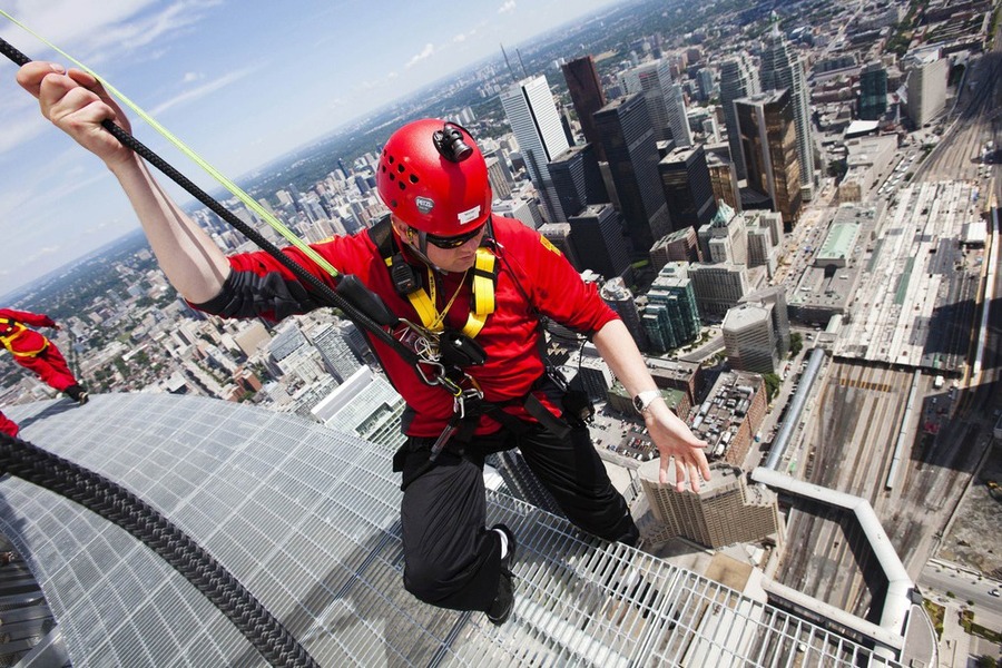 Аттракцион EdgeWalk в Торонто будет, высоте, EdgeWalk, аттракциона, Tower, метров, будут, смотровая, открытая, ходить, платформе, обойдется, человек, середины, тросом, страховочный, предосторожности, мерой, единственной, поручней