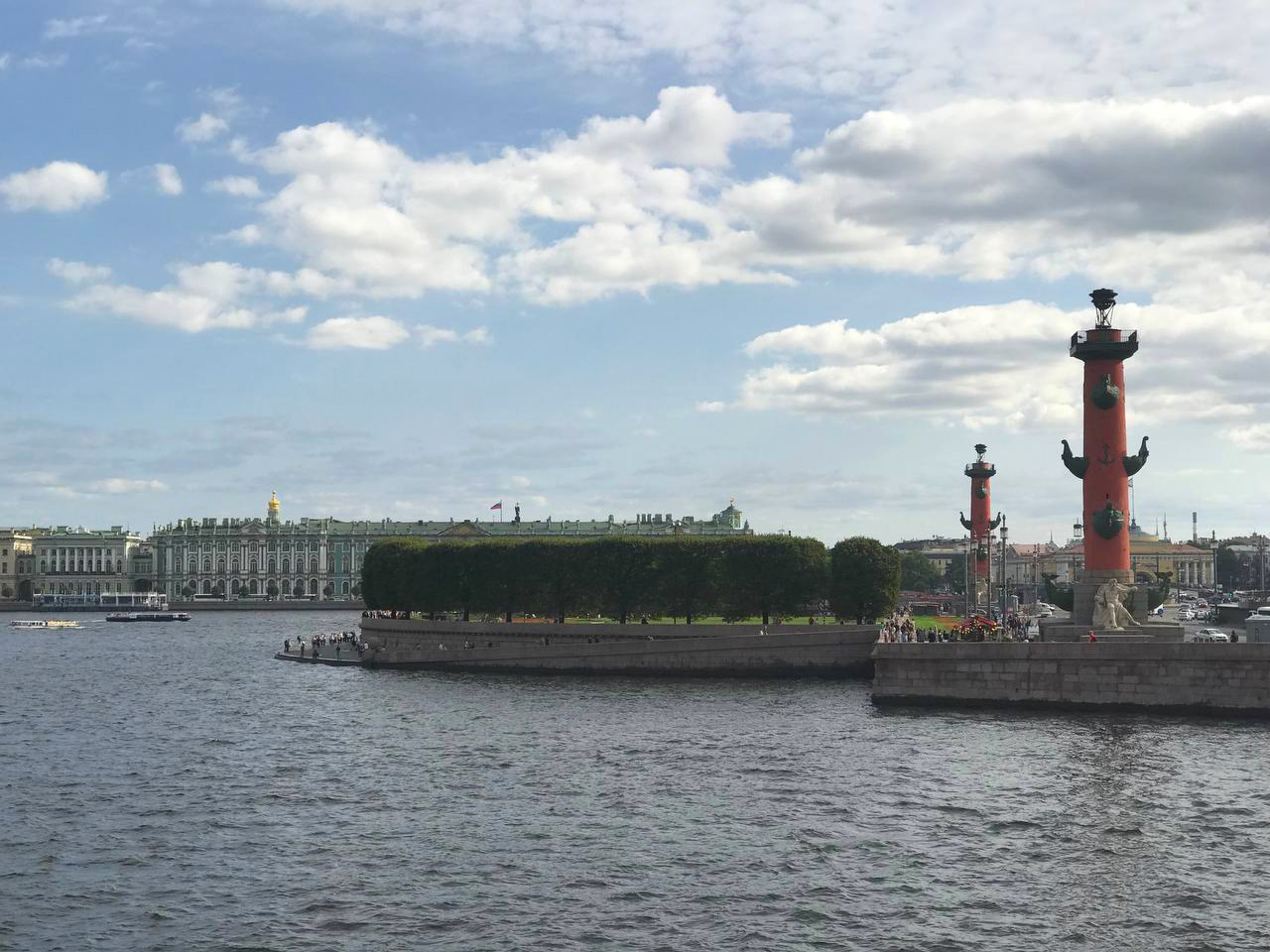 Вид на Стрелку Васильевского острова и Ростральные колонны с Биржевого моста