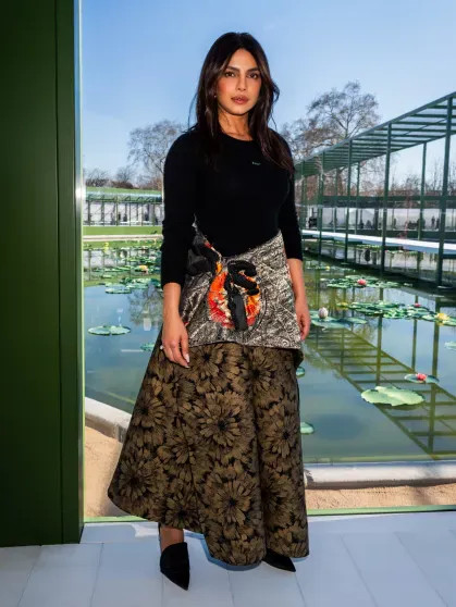 Неделя моды в Париже: Дева Кассель, Ксения Собчак, Шарлиз Терон, Ольга Карпуть и дочь Миллы Йовович на показе Dior Собчак, СобчакКсения, Карпуть, Шарлиз, Терон, Андерсон, Ольга, марта, КарпутьОльга, вуалью, кружевной, белыми, кюлотами, блузкой, 43летняя, головной, сочетала, 44летняя, ногах, фактурным